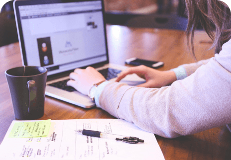 Un développeur travaillant sur un ordinateur portable avec des notes de planification, créant des sites web full stack optimisés pour des performances et une expérience utilisateur exceptionnelles